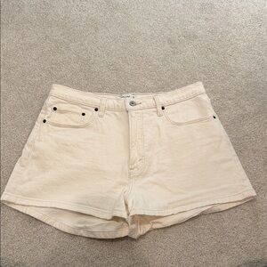 Abercrombie and fitch The mom short Curve love cream color